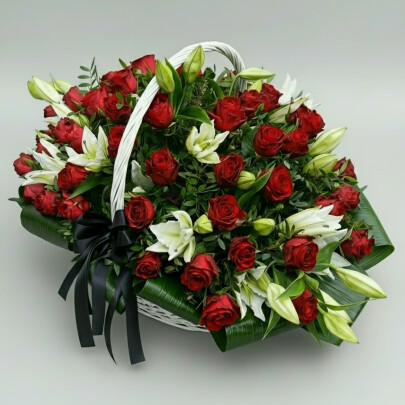 Траурная Композиция из 30 Красных Роз в корзине
