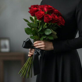 10 Красных Роз 70 см (Траур) фото
