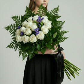 Траурный Букет из Белой Розы и Синих Ирисов фото