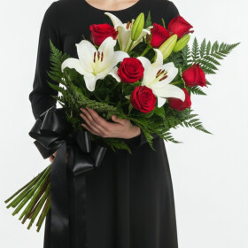 Траурный Букет из Белых Лилий и Красной Розы фото