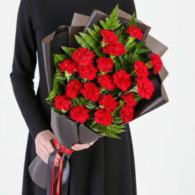 Траурный Букет из Красных Гвоздик и Папоротника