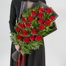 Траурный Букет из Красных Роз и Папоротника фото