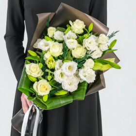 Траурный Букет из Белой Лилии, Розы и Эустомы фото