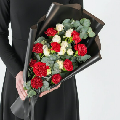 Траурный Букет из Красных Гвоздик и Белой Кустовой Розыфото