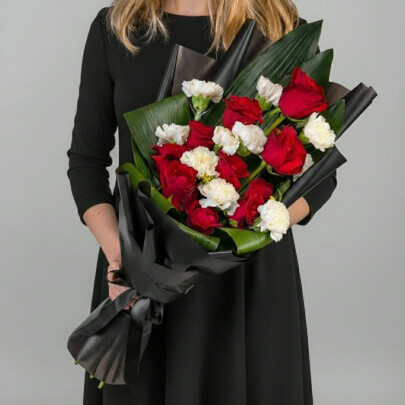 Траурный Букет из Красной Розы и Белой Гвоздики фото